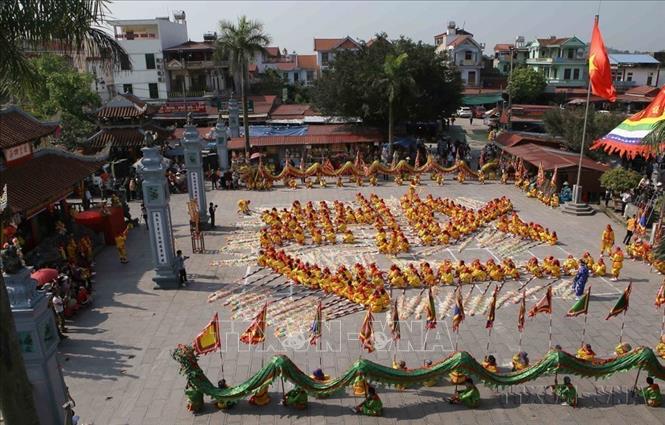 Hội kéo chữ là một nét đẹp trong Lễ hội Phủ Dầy, phản ánh phong tục tập quán, thể hiện sự đoàn kết mọi tầng lớp nhân dân, đồng thời giáo dục con cháu truyền thống hiếu thuận, uống nước nhớ nguồn. Lễ hội Phủ Dầy được đưa vào danh mục Di sản văn hóa phi vật thể quốc gia năm 2013. Ảnh: Công Luật - TTXVN