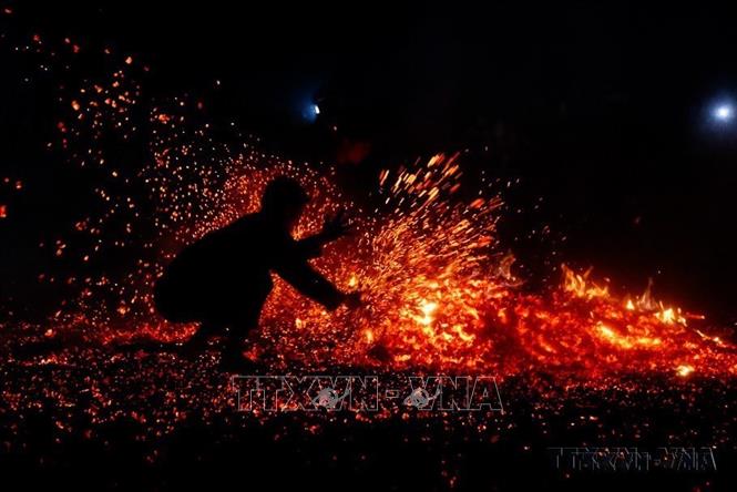 Năm 2023, Lễ nhảy lửa của người Pà Thẻn được công nhận là Di sản văn hóa phi vật thể quốc gia. Ảnh: Nam Sương - TTXVN
