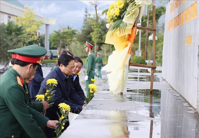 Thủ tướng Phạm Minh Chính dâng hoa tại Tượng đài 