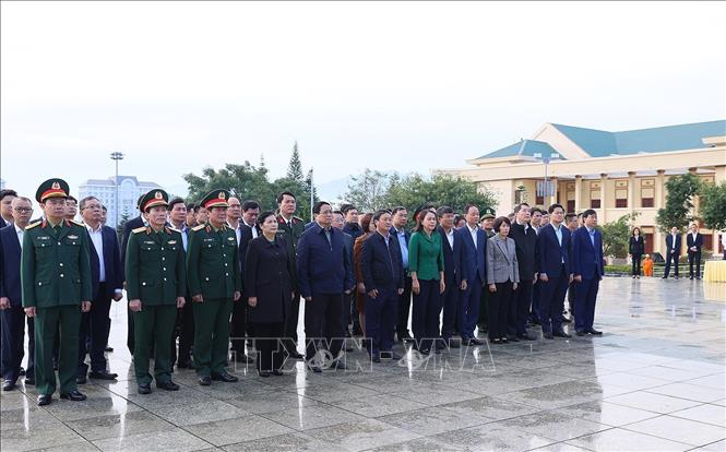 Thủ tướng Phạm Minh Chính dâng hoa tại Tượng đài 