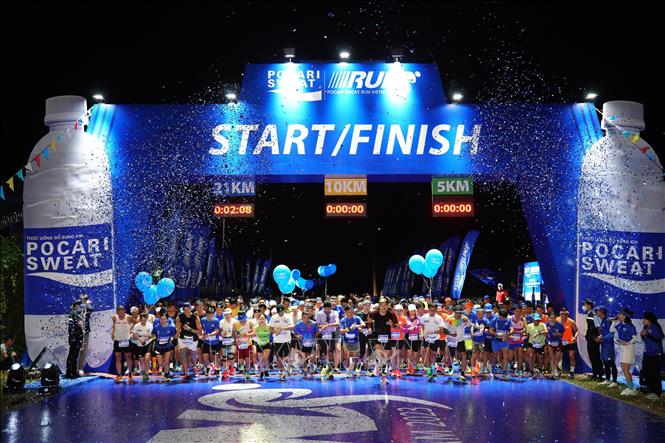 Các vận động viên xuất phát Giải chạy Pocari Sweat Run Việt Nam – năm 2023. Ảnh: Thanh Vũ - TTXVN

