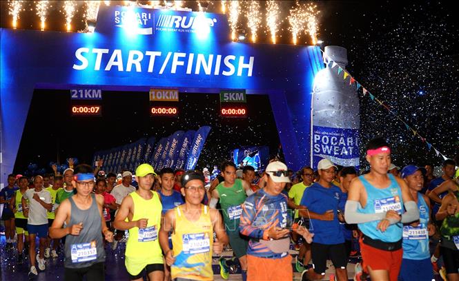 Các vận động viên xuất phát Giải chạy Pocari Sweat Run Việt Nam – năm 2023. Ảnh: Thanh Vũ - TTXVN
