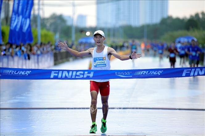 Nam vận động viên Hoàng Nguyên Thanh xuất về nhất cự ly 21 km với thành tích 1 giờ 12 phút 40 giây. Ảnh: Thanh Vũ - TTXVN

