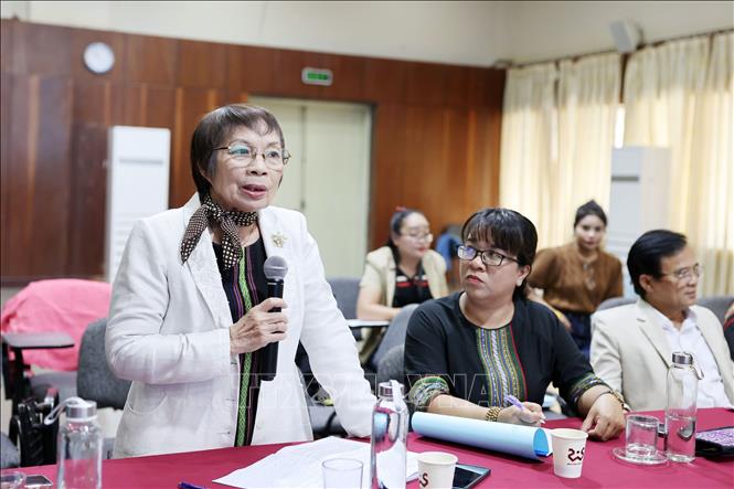 Nhà nghiên cứu văn hóa Linh Nga Niê Kdăm phát biểu thảo luận tại hội thảo. Ảnh: Hoài Thu – TTXVN