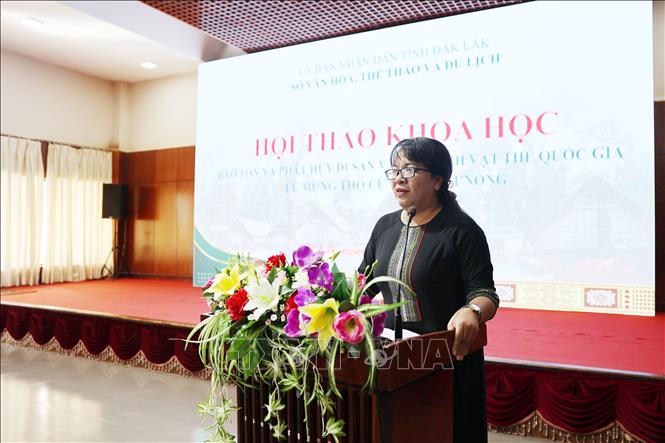 Chủ tịch Hội Văn học Nghệ thuật tỉnh Đắk Lắk Niê Thanh Mai trình bày tham luận. Ảnh: Hoài Thu – TTXVN