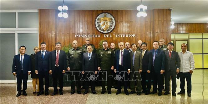 Delegates pose for a group photo. VNA Photo: Mai Phương