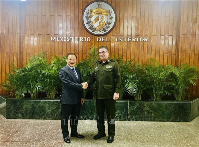Deputy Minister Major General Nguyen Van Long meets Cuban Minister of the Interior Lázaro Alberto Álvarez Casas. VNA Photo: Mai Phương
