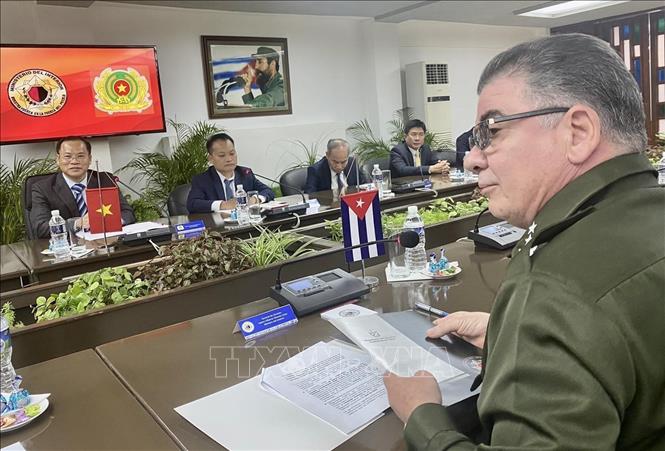 Cuban Minister of the Interior Lázaro Alberto Álvarez Casas at a meeting with the Vietnamese delegation from the Ministry of Public Security. VNA Photo: Mai Phương