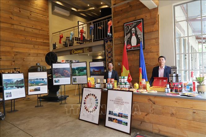A booth by Vietnamese Embassy in South Africa introducing Vietnamese culture, natural beauty and people on the sidelines of the ASEAN Film Festival. VNA Photo: Nguyễn Hoàng Minh
