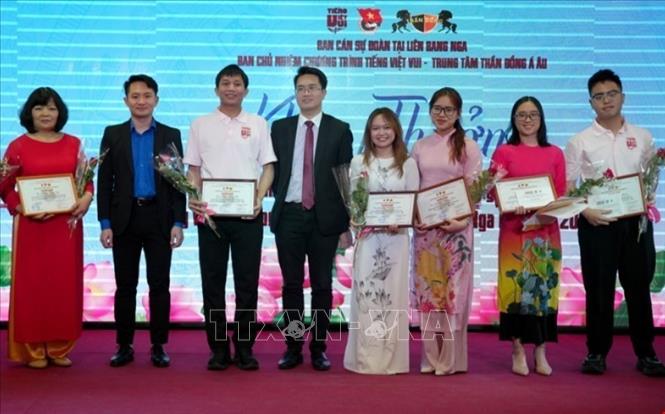 Ông Ngô Bá Hoàng Hải, Ủy viên Thường vụ Đảng ủy Việt Nam tại LB Nga tặng Bằng khen cho các thầy cô giáo dạy tiếng Việt. Ảnh: Quang Vinh-PV TTXVN tại Nga