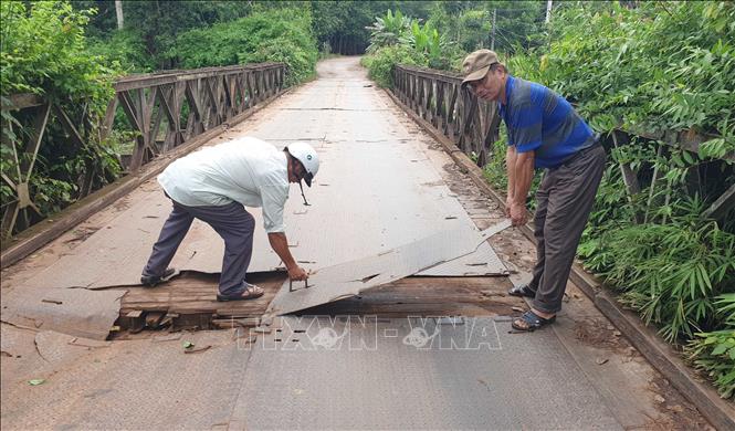 Cầu Long xuống cấp nghiêm trọng khiến người dân vô cùng lo lắng. Ảnh: Đậu Tất Thành – TTXVN
