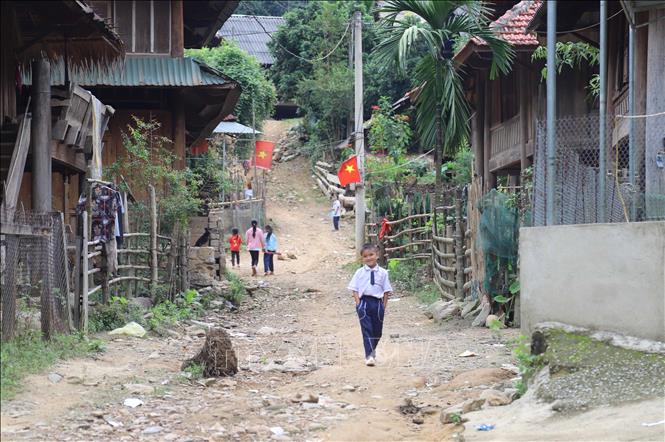 Học sinh là con em đồng bào dân tộc Thái bản Na Ngân, xã Nga My (Tương Dương, Nghệ An) vui bước đến trường. Ảnh: Xuân Tiến - TTXVN 