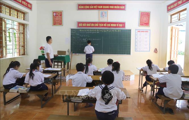 Giờ học của học sinh trường Tiểu học tại bản Na Ngân, xã Nga My (Tương Dương, Nghệ An). Ảnh: Xuân Tiến - TTXVN 