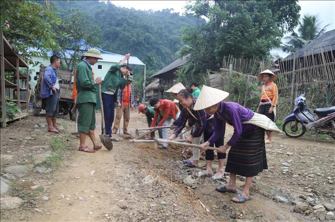 Người dân bản Na Ngân, xã Nga My (Tương Dương, Nghệ An) tham gia sửa đường nội bản. Ảnh: Xuân Tiến - TTXVN 