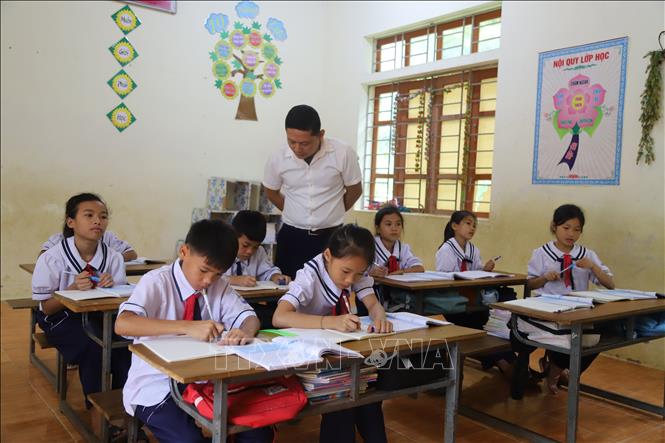Giờ học Toán của học sinh lớp 5 Trường Tiểu học Nga My. Ảnh: Xuân Tiến - TTXVN 
