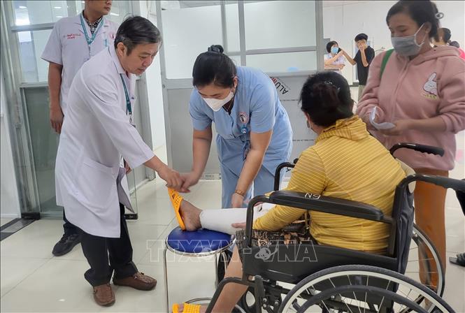 Một trong những bệnh nhân đầu tiên đến khám tại Bệnh viện Chấn thương Chỉnh hình Thành phố Hồ Chí Minh cơ sở 2. Ảnh: Đinh Hằng – TTXVN