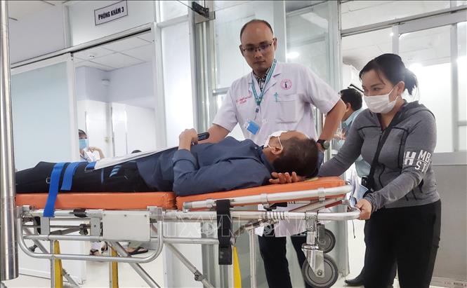 Một trong những bệnh nhân đầu tiên khám bệnh tại Bệnh viện Chấn thương Chỉnh hình Thành phố Hồ Chí Minh cơ sở 2. Ảnh: Đinh Hằng – TTXVN