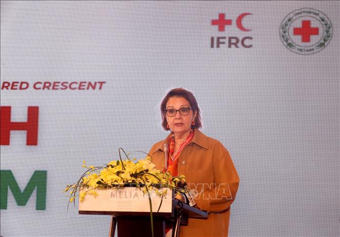 Vice President of the International Federation of Red Cross and Red Crescent Societies (IFRC) Maha Barjas Hamoud Al Barjas speaks at the forum. VNA Photo: Nhật Anh