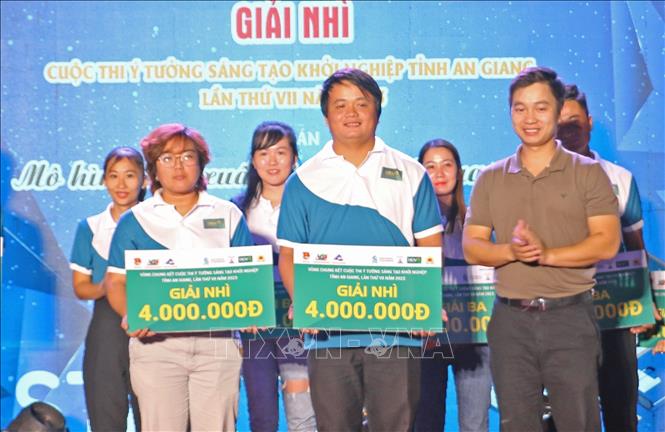 Ban Tổ chức trao giải Nhì cho cho các dự án, ý tưởng khởi nghiệp xuất sắc. Ảnh: Công Mạo-TTXVN