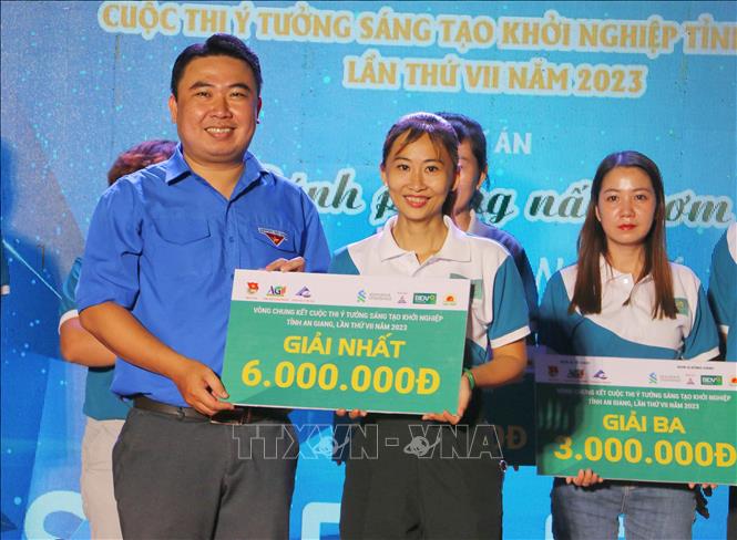 Phó Bí thư Tỉnh đoàn An Giang Đỗ Minh Sang trao giải Nhất cho dự án “Bánh phồng nấm rơm” của bạn Nguyễn Hoàng Ngọc Yến, đến từ huyện Phú Tân, tỉnh An Giang. Ảnh: Công Mạo-TTXVN