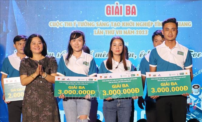 Ban Tổ chức trao giải Ba cho cho các dự án, ý tưởng khởi nghiệp xuất sắc. Ảnh: Công Mạo-TTXVN