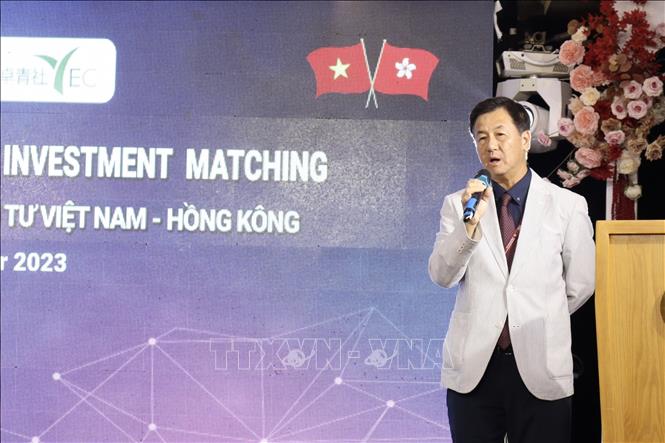 Edmond Yue, a HKGCC member, speaks at the forum. VNA Photo: Xuân Khu