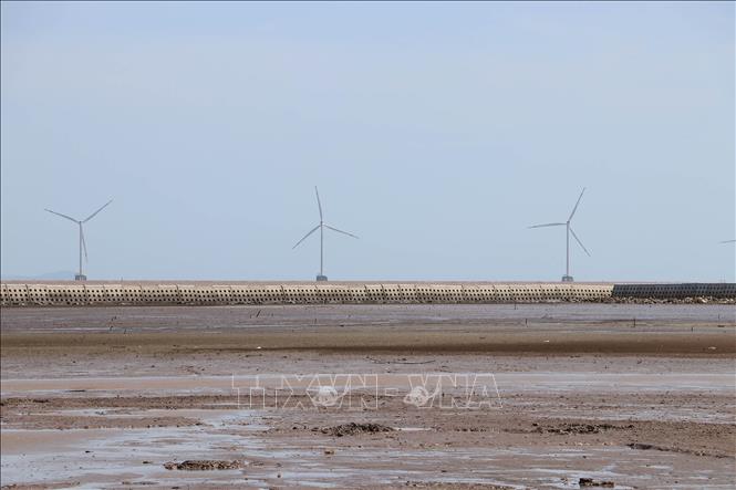 Tuyến đê chắn sóng vừa hoàn thành. Ảnh: Minh Trí - TTXVN