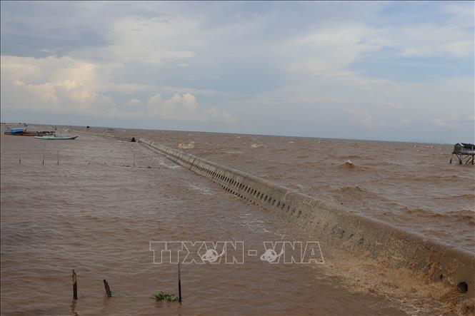 Tuyến đê chắn sóng  vừa hoàn thành. Ảnh: Minh Trí - TTXVN