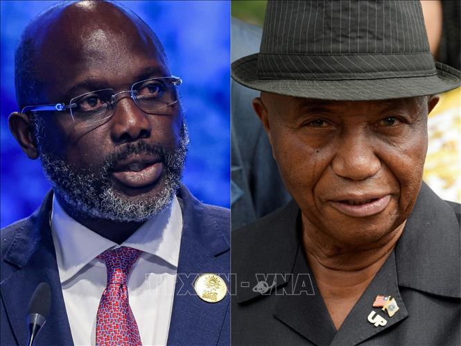 Tổng thống Liberia George Weah (trái) và ứng cử viên Tổng thống Joseph Boakai (phải). Ảnh: AFP/TTXVN