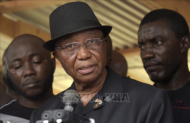 (Tư liệu) Ông Joseph Boakai (giữa) phát biểu với báo giới tại Monrovia, Liberia ngày 29/12/2017. Ảnh: AFP/TTXVN
