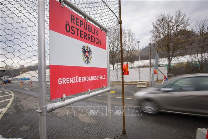 (Tư liệu) Phương tiện di chuyển qua cửa khẩu biên giới Áo - Slovenia. Ảnh: AFP/TTXVN