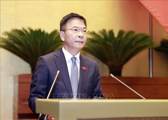 Bộ trưởng Bộ Tư pháp Lê Thành Long trình bày Báo cáo về công tác thi hành án năm 2023. Ảnh: Doãn Tấn - TTXVN