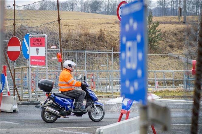 (Tư liệu) Người dân di chuyển qua cửa khẩu biên giới Áo - Slovenia tại Spielfeld, Áo. Ảnh: AFP/TTXVN