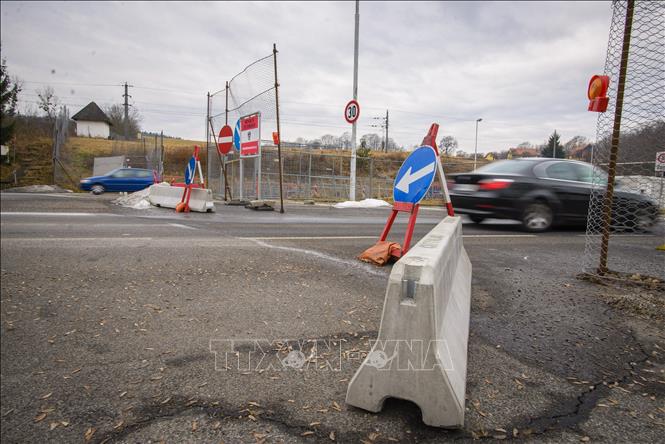 (Tư liệu) Phương tiện di chuyển qua cửa khẩu biên giới Áo - Slovenia tại Spielfeld, Áo. Ảnh: AFP/TTXVN