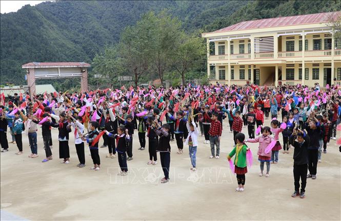 Các nhà trường ở vùng cao Mù Cang Chải đã chủ động đưa văn hóa khèn Mông vào các buổi học ngoại khóa. Ảnh: Tuấn Anh-TTXVN