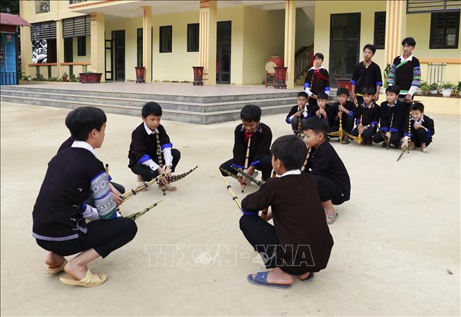 Một buổi tập múa khèn của học sinh trường phổ thông dân tộc bán trú Tiểu học và Trung học cơ sở Kim Nọi, huyện Mù Cang Chải. Ảnh: Tuấn Anh-TTXVN