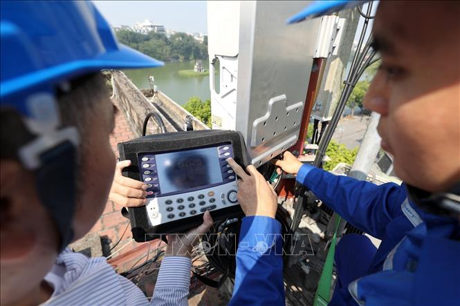 Để tối ưu chất lượng mạng, VinaPhone đã không ngừng mở rộng vùng phủ sóng 4G trong cả indoor (cho các khu vực kín như bên trong tòa nhà) và outdoor (các không gian rộng lớn bên ngoài) trên toàn quốc, đem lại trải nghiệm mượt mà mọi lúc, mọi nơi, trong mọi không gian. Ảnh: Minh Quyết - TTXVN