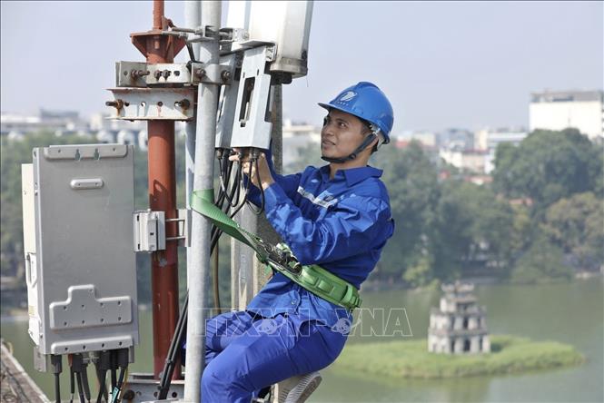 Để tối ưu chất lượng mạng, VinaPhone đã không ngừng mở rộng vùng phủ sóng 4G trong cả indoor (cho các khu vực kín như bên trong tòa nhà) và outdoor (các không gian rộng lớn bên ngoài) trên toàn quốc, đem lại trải nghiệm mượt mà mọi lúc, mọi nơi, trong mọi không gian. Ảnh: Minh Quyết - TTXVN