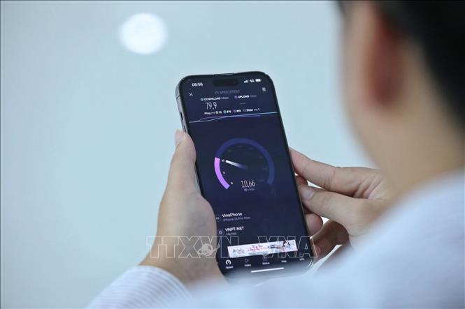 Nhân viên kỹ thuật VNPT kiểm tra tốc độ mạng của Vinaphone. Ảnh: Minh Quyết - TTXVN
