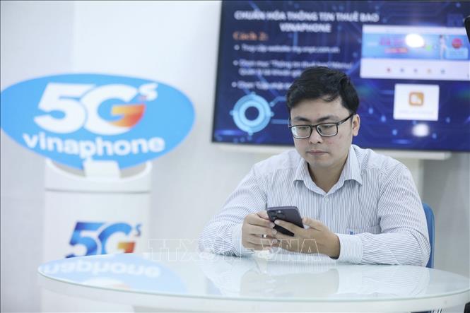 Nhân viên kỹ thuật VNPT kiểm tra tốc độ mạng của Vinaphone. Ảnh: Minh Quyết - TTXVN