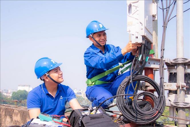 VinaPhone cũng triển khai triển khai hàng loạt giải pháp công nghệ mới, áp dụng cho gần 1.000 trạm 4G và 5G, không chỉ giúp “sóng khỏe – mạng mạnh” mà còn đáp ứng được những nhu cầu về trải nghiệm công nghệ cao, ngày càng đa dạng của khách hàng như AR/VR, game tốc độ cao, IoT, đô thị thông minh… Ảnh: Thảo Quyên - TTXVN phát