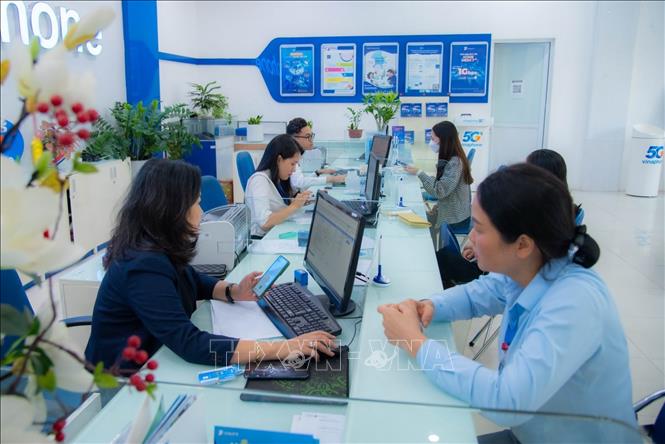 Khách đến giao dịch tại Trung tâm kinh doanh Vinaphone Hà Nội. Ảnh: Thảo Quyên - TTXVN phát