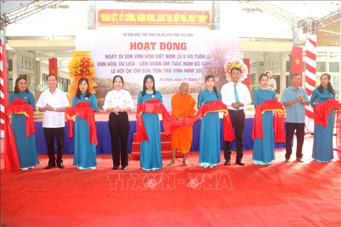Các đại biểu cắt băng khai mạc các hoạt động trưng bày, triển lãm. Ảnh: Thanh Hoà- TTXVN