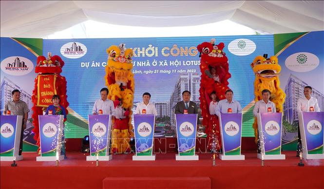 Lãnh đạo tỉnh Đồng Tháp và chủ đầu tư thực hiện nghi thức khởi công xây dựng dự án nhà ở xã hội Mỹ Phú - Lotus Garden. Ảnh: Nhựt An - TTXVN