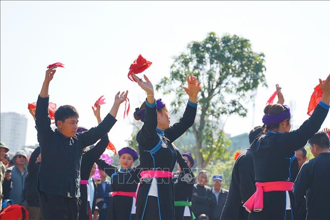 Kéo co là một trong những trò gắn với tín ngưỡng cầu mùa và không thể thiếu trong lễ hội Xuống đồng của người Tày, người Giáy ở Lào Cai, nghi lễ này thường được tổ chức vào dịp đầu Xuân. Ảnh: Khánh Hoà - TTXVN