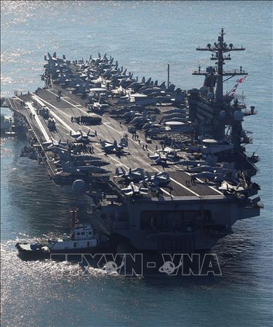 Tàu sân bay USS Carl Vinson của Mỹ  tới cảng  ở Busan, Hàn Quốc, ngày 21/11/2023. Ảnh: YONHAP/TTXVN