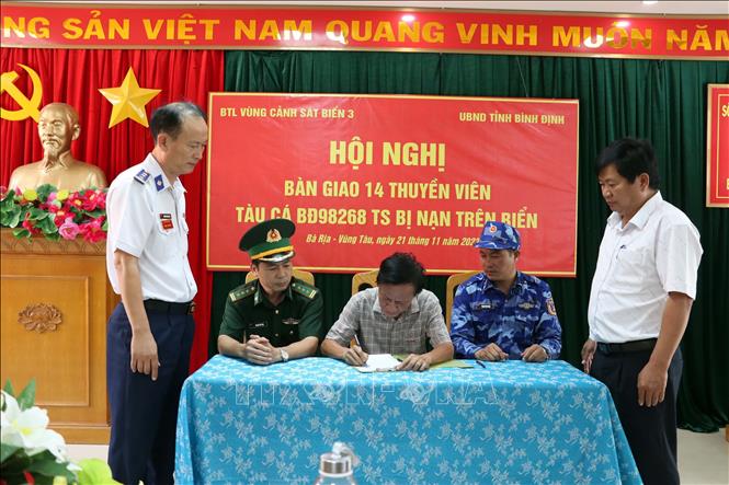 Cảnh sát biển, Biên phòng bàn giao 14 ngư dân cho tỉnh Bình Định. Ảnh: Đoàn Mạnh Dương - TTXVN