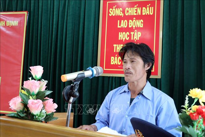 Chủ tàu kiêm thuyền trưởng Huỳnh Văn Bạn xúc động phát biểu tại buổi lễ bàn giao. Ảnh: Đoàn Mạnh Dương - TTXVN
