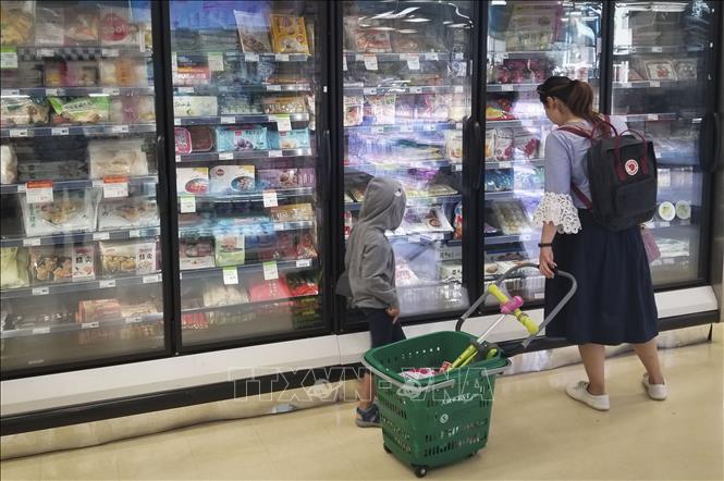 Người tiêu dùng mua sắm tại một siêu thị ở British Columbia, Canada. Ảnh: THX/TTXVN