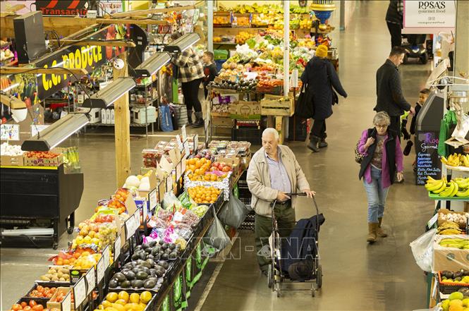 Người tiêu dùng mua sắm tại một siêu thị ở Ontario, Canada. Ảnh: THX/TTXVN